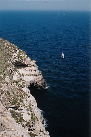 Uno strapiombo a picco sul mare visto da terra. Attenzione a non sporgersi troppo.