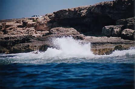 Gli sbuffi del mare su uno scoglio.