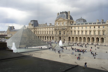  Il Louvre. C'ero gi stato, ma non me lo ricordavo cos grande. La cosa che mi  pi piaciuta  l'aver trasmesso ai miei gringhelli un'immagine dell'Italia bella ed artistica. Al Louvre si trovano tanti dipinti dei nostri celebri pittori. Tutti i pi importanti e famosi. Leonardo da Vinci, Giotto, Raffaello, Mantegna e molti altri anche meno noti, ma italiani.