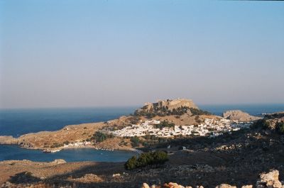 Lindos  uno stupendo paesino ai piedi di una rocca ed  dichiarato patrimonio dell'umanit. Per salvaguardarlo non sono stati costruiti n grandi alberghi n villaggi turistici. Questo non vuol dire che non ci siano turisti, tuttaltro. Nelle bianche e strette viuzze di Lindos i turisti, soprattutto inglesi, la fanno da padrone. Ma il tutto  ben proporzionato e carino. Un'atmosfera di vacanza e tranquillit comunque viene percepita, anche se qualche locale tiene lo stereo effettivamente un po' alto.