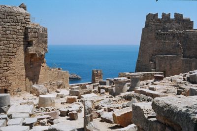 Qui siamo in cima alla rocca. Il caldo ci asfissiava, ma il panorama sul mare ha ripagato i nostri sforzi. Per quanto riguarda le note storiche vi rimando a qualche guida turistica che si pu trovare in paese a Lindos, anche in italiano.