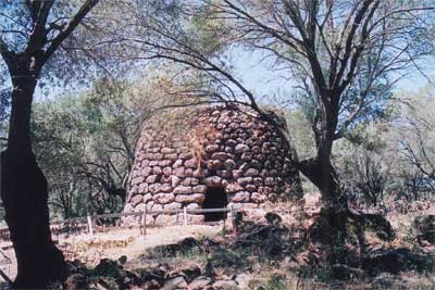 Durante il ritorno verso Olbia ci siamo fermati a visitare il complesso nuragico di Santa Cristina. Molto comoda come tappa a mezzogiorno perch appena fuori dalla superstrada. In foto il nuraghe.