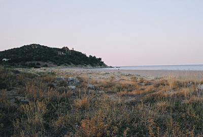 La spiaggia di Cristolaxeddu. Qui mentre i miei facevano il bagno e tiravano l'acquilone io mi divertivo con la radio.